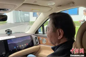 赖岳谦夫妇重庆试乘问界汽车 感叹台湾民众只能“过干瘾”图片