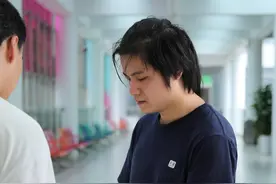 尽绵力献爱心，水滴筹这位“长发叔叔”常驻医院助患儿抗癌图片