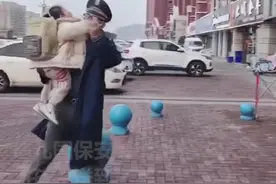 山东保安爷爷跳着华尔兹送孩子到妈妈身边，网友：最浪漫的一支舞！图片