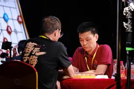 许银川赛后遭“围堵”，笑称被棋迷热情“吓了一跳”图片