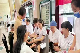 衡阳市中心医院举行“世界物理治疗师日”科普义诊图片