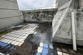 华商记者帮|屋顶漏水掉墙皮  遇下雨就有心理阴影   物业：正逐户登记维修图片