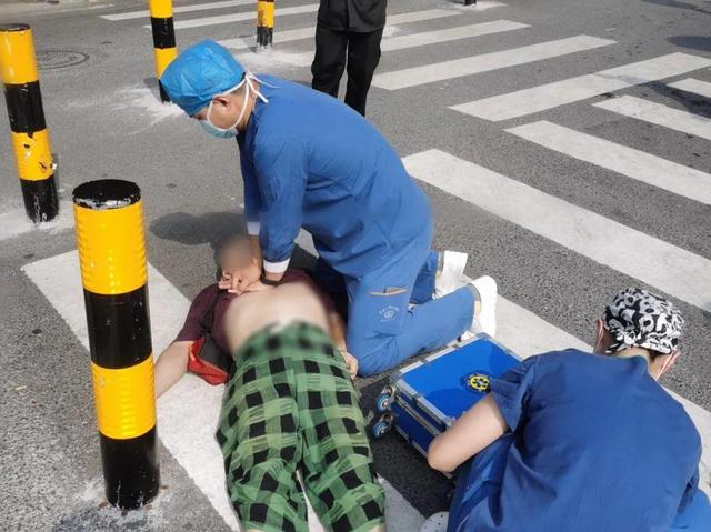 “男”丁格尔救助心脏骤停患者