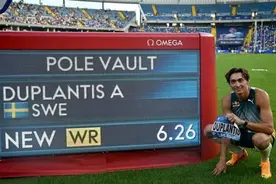 每破一次发10万美元，瑞典撑竿跳名将10次打破世界纪录，此前该项目有人35次打破纪录图片