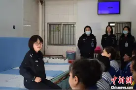 高墙内的“摆渡人”：以爱为光以威为盾的警花图片