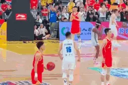 冲动的代价！孙铭徽因赛后脚踢比赛篮球，被处以3万元罚款图片