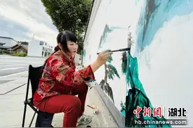 十堰籍农民画家执笔丹青献礼世界武当太极大会图片