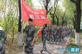 西安财经大学开展2024级新生军训拉练图片