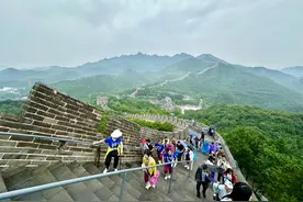 美！端午假期首日，八达岭烟雨长城入画图片