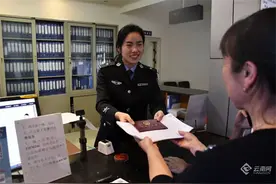 暖心户籍窗口周日不打烊！曲靖民警集中为700名学生办证图片