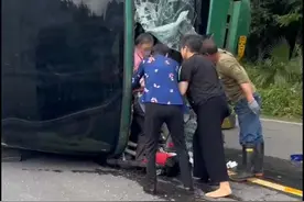 多人惊险逃出！一旅游大巴侧翻，警方通报图片