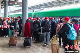 中越边境云南河口：乘动车跨境游外籍旅客量暴增图片