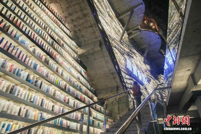 探秘“地心入口”  游客“打卡”广西罗城网红悬崖书店