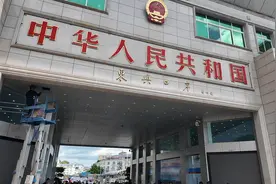 王毅20多年前揭幕的界碑，如今还象征一条跨国界的生命通道图片