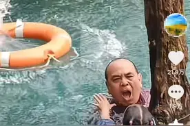 女孩在景区落水，大叔飞身相救后悄然离开，网友怒赞：墨镜都没来得及摘图片