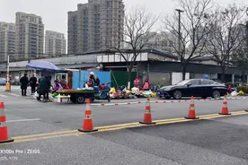 杭州市民求助：摆摊都摆到马路上了！属地部门回应了：将24小时巡查图片