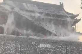 始建于明代的凤阳鼓楼瓦片滑落，去年刚花290万完成维修图片