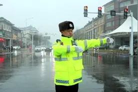 雨中守护，潍坊交警坚守岗位护航市民出行图片