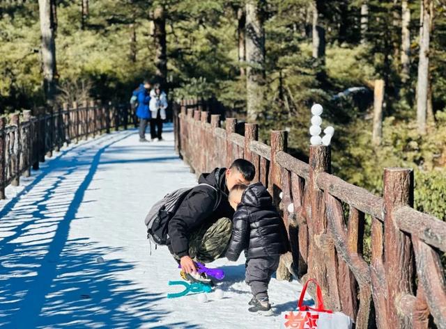 绝了！！今日瓦屋山云海+雪凇美哭啦！太适合爬山啦～