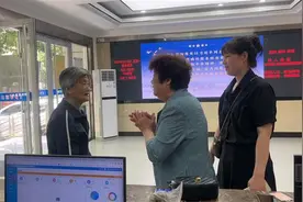 小区发生暖心事！83岁婆婆捡到77岁婆婆的挎包图片