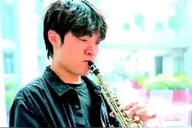 吹萨克斯的物业管理员图片