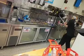 蜜雪冰城一女店长遇爆单忙到崩溃泣不成声？门店：她没啥事，跟家人吵架了图片