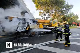 事发泉州东海隧道口，一吊车行驶途中起火图片