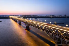 南京长江大桥成“最年轻”南京市级文保单位，1968年通车图片