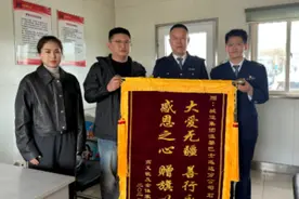 琴视频·青岛故事丨老人公交站突发疾病昏倒，驾乘人员合力救助图片