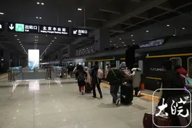 开往新年的列车承载着期盼和祝福！记者体验绿皮车上的跨年夜图片