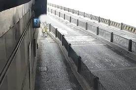 悲剧！女子手持手机骑单车不慎摔倒身亡图片