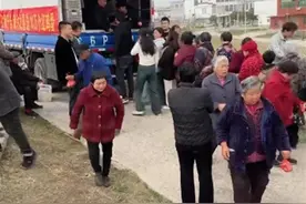 安徽90后夫妻三胎喜得千金，买10万余个鸡蛋送给乡亲，爸爸：高兴！还请了十班唢呐图片