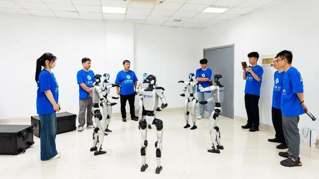 连云港电信5G机器人燃爆“苏超”赛场！电信AI科技闪耀港城绿茵场