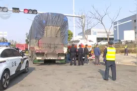 “名片招客+电话约油”！昆明查处流动加油车，危化证上竟有……图片
