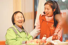 在发展中稳步提升民生保障水平（两会时间）图片