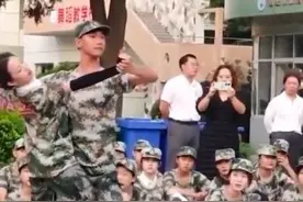 拍客｜国标舞遇上迷彩服！学生军训后表演国标舞，舞步轻盈引现场惊呼图片