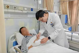 他的手指在这里恢复了温度……图片