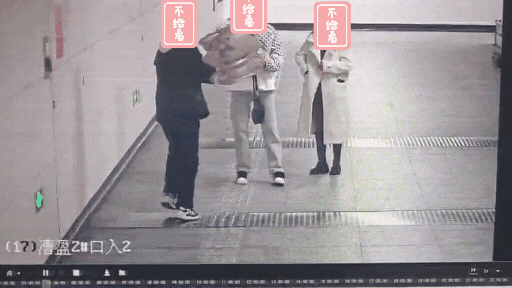 违规携带气球遭劝阻，乘客通道内点燃并用饮料灭火图片