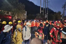 追问“9驴友被困九峰山”：获救驴友应承担救援费用吗？若有人员伤亡，同行者需担责吗？图片