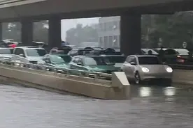 河南郑州暴雨致多处道路积水，市民称有区域积水淹到大腿图片