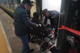 K548次列车上的一盏“心”灯图片