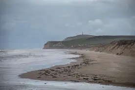法国救援人员搭救逾百名试图偷渡英国的非法移民图片