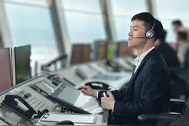 揭秘塔台管制员：一个人同时盯十几架飞机，航路图在纸上画到准确无误才能上岗图片