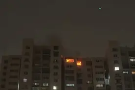 鹤沙航城一小区民宅起火 一人送医救治图片