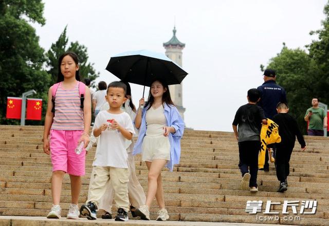 组图｜秋凉伴佳节 市民公园乐享节日时光