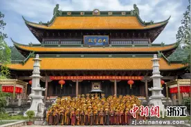 浙江义乌佛教举办第一届托钵行脚祈福活动图片