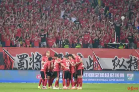 潘玮柏演唱会+蓉城主场球赛！成都凤凰山双馆齐开，约6万人齐聚“赛演之夜”图片