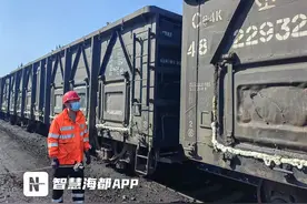 日行上万步的铁路货运员：给货运车厢守门，为电厂电煤测温图片