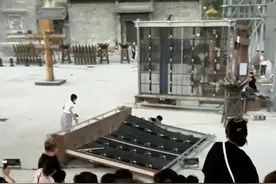 山西太原一演出现场屏幕被风吹倒，景区：天气恶劣临时停演，后续会做好退票图片