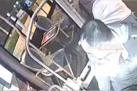 温暖山东丨抱娃女子手机没电错过末班车，公交司机掏出100元图片